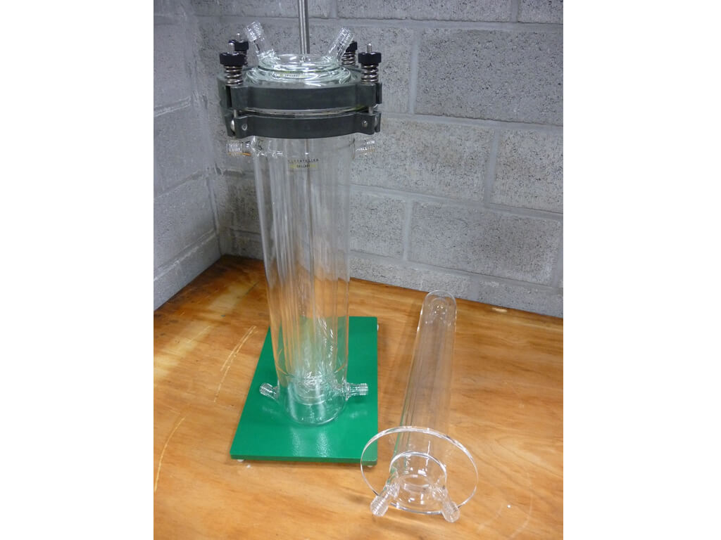 UV reactor with double-walled inserts in quartz glass and borosilicate glass